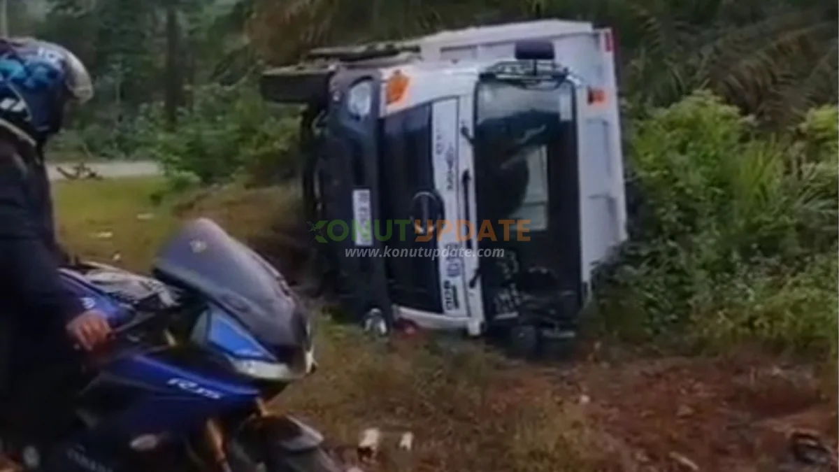 Truk Tambang PT GPE Terbalik di Jalan Trans Sulawesi Landawe Konut Sopir Selamat