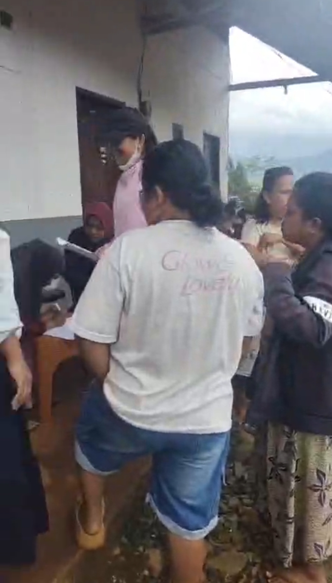 Diduga dana pembebasan lahan belum cair, Emak-emak morombo gelar aksi Tuntut Transparasi