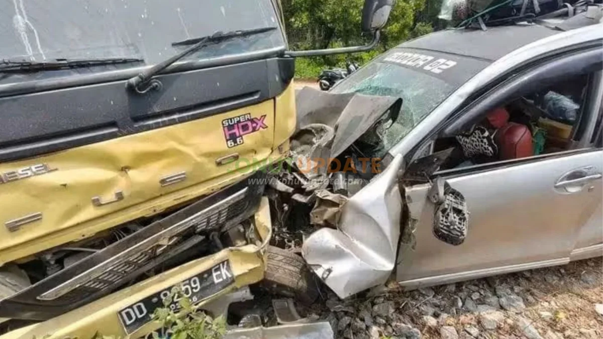 Truk dan Avanza Tabrakan di Moramo, Remaja 14 Tahun Patah Tulang