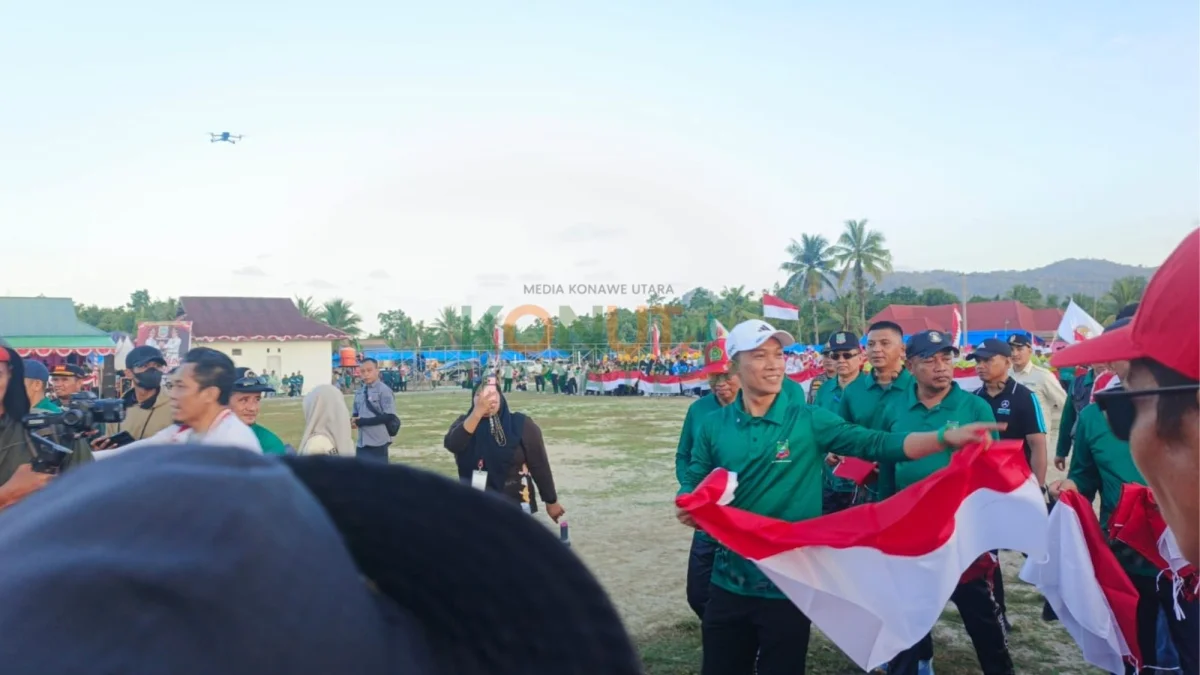 Bupati Konut Turun Langsung Bagikan Bendera Merah Putih pada Upacara PORSENI