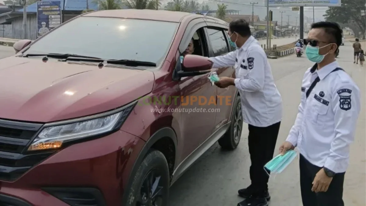 Kabut Asap Selimuti Konut, Dinkes Bagikan Ribuan Masker kepada Pengendara dan Pelajar