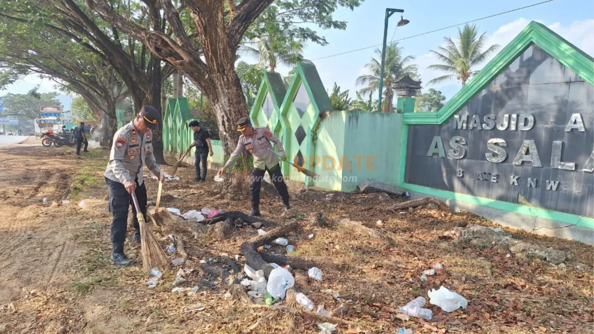 Polres Konut dan Warga Bersihkan Lingkungan Masjid Raya As Salam Wanggudu
