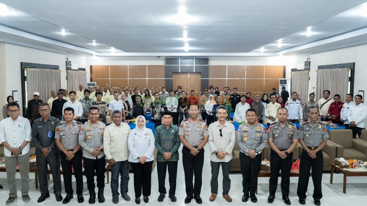 Foto bersama kegiatan program Poliran Polda Sultra bersama ABUJAPI dan pencari kerja di Kendari.