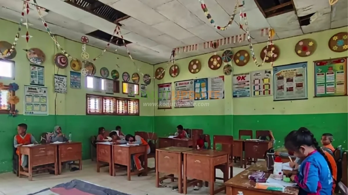 Plafon Ruang Kelas SDN 5 Lasolo Ambruk Saat Belajar, Siswa Nyaris Tertimpa