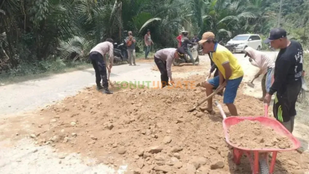 Jalan Poros Meluhu-Lasolo Rusak, Polisi dan Warga Turun Tangan Timbun Jalan Sejauh 500 Meter