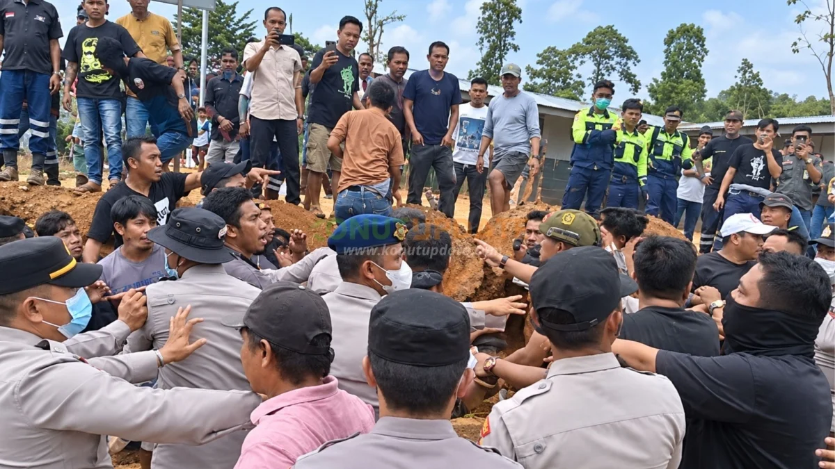 Aksi Warga di PT Konutara Sejati Memanas, Satu Orang Dilarikan ke Rumah Sakit